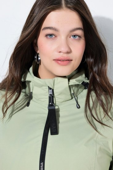 Ulla Popken 835132 Chaqueta técnica HYPRAR en línea A con capucha desmontable Verde salvia claro - Chaquetas - Chaquetas para mujer en tallas grandes
