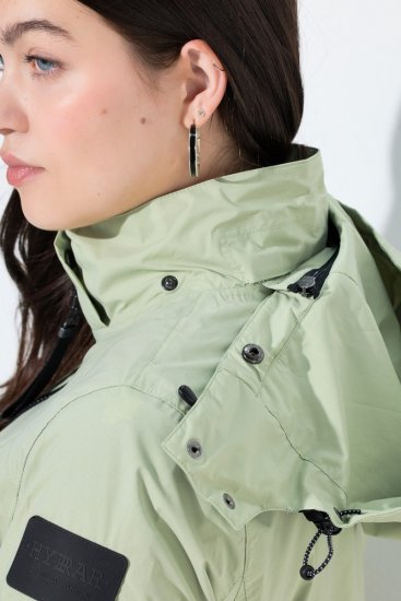 Ulla Popken 835132 Chaqueta técnica HYPRAR en línea A con capucha desmontable Verde salvia claro - Chaquetas - Chaquetas para mujer en tallas grandes